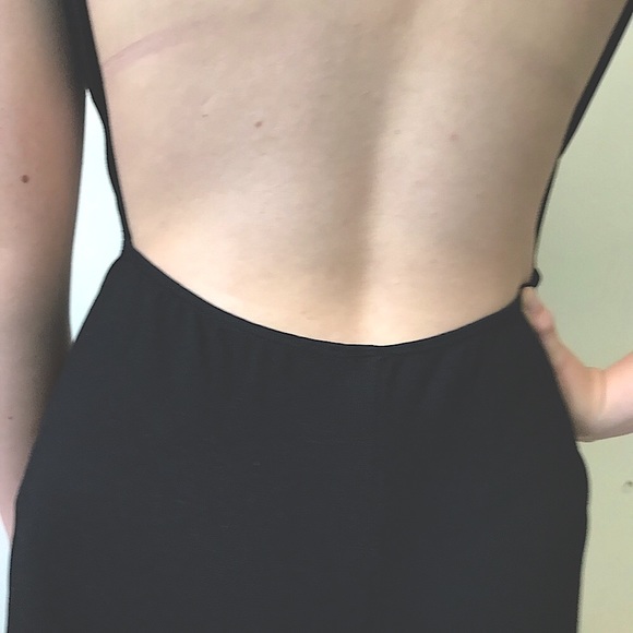 Perfect lil black dress for prom!!
backless deep v neck snaps at back neck - Picture 5 of 12